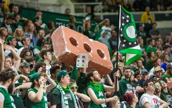Ohio newbb电子平台 student fans cheer and hold a giant foam brick at a basketball game